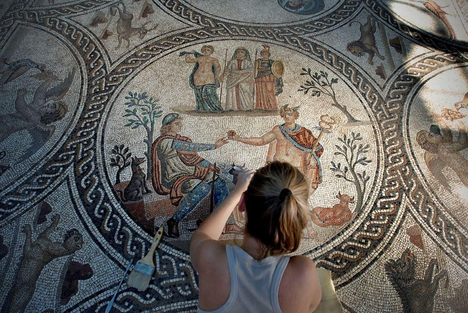 Numerosos arqueólogos trabajan en la restauración y limpieza del magnífico Mosaico de Los Amores.