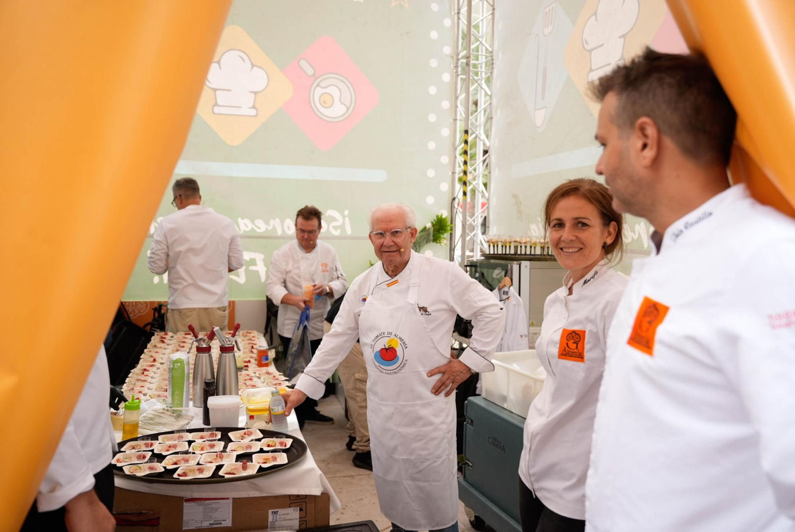 La Cofradía del Tomate y la semifinal del concurso gastronómico de la Feria de Almería, en imágenes