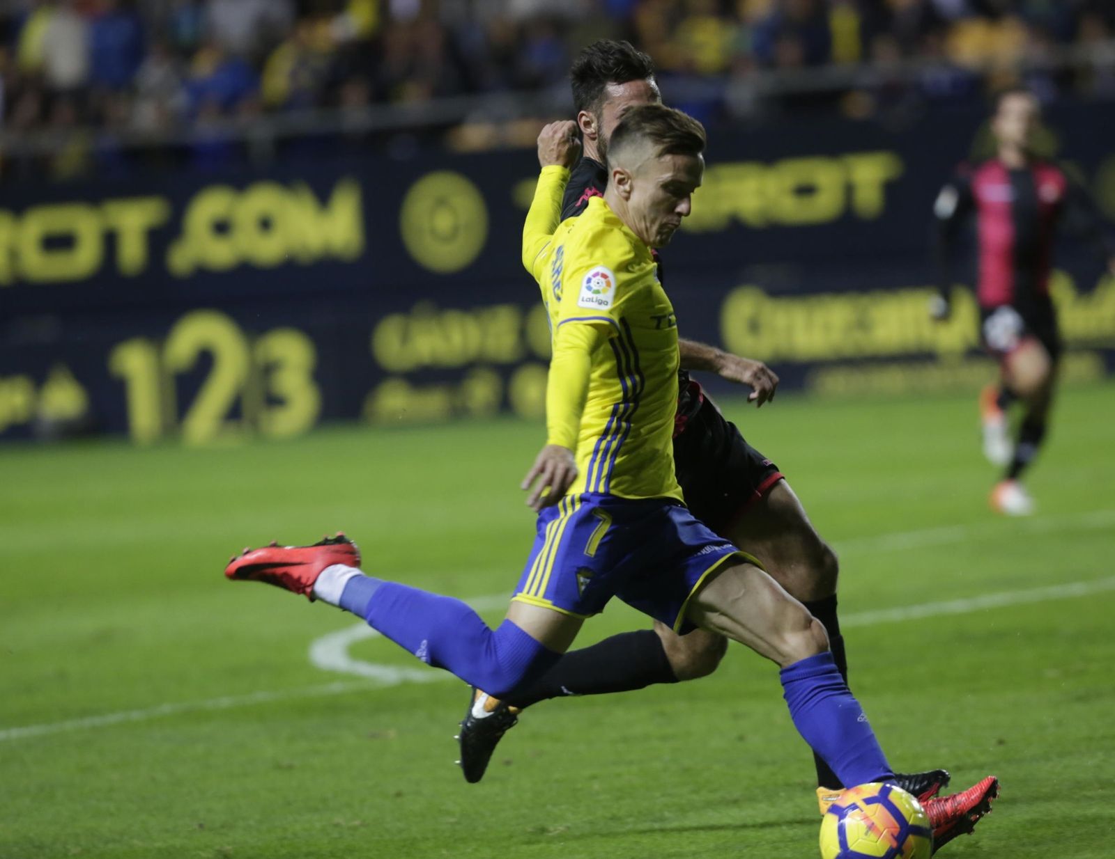 Salvi golpea el esférico en una acción muy habitual en él.