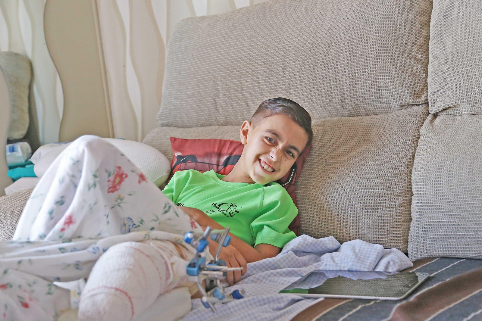 Aitor muy sonriente ayer en su casa, donde se recupera de las secuelas del accidente.