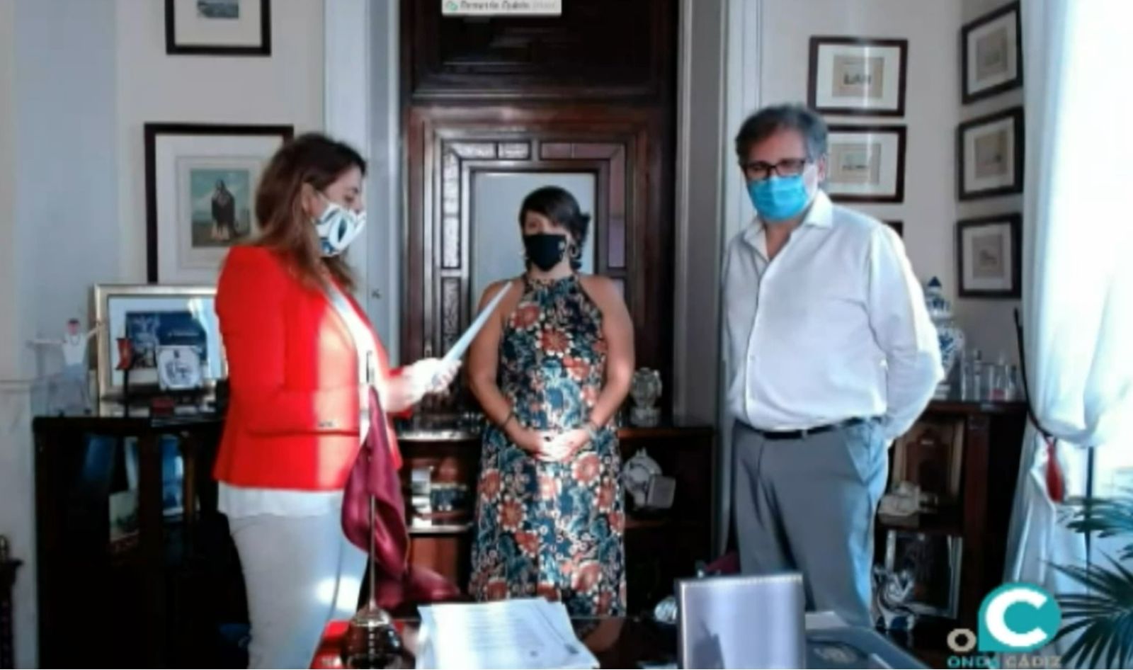 Momento de la toma de posesión de Rocío Sáez emitida por la televisión municipal.