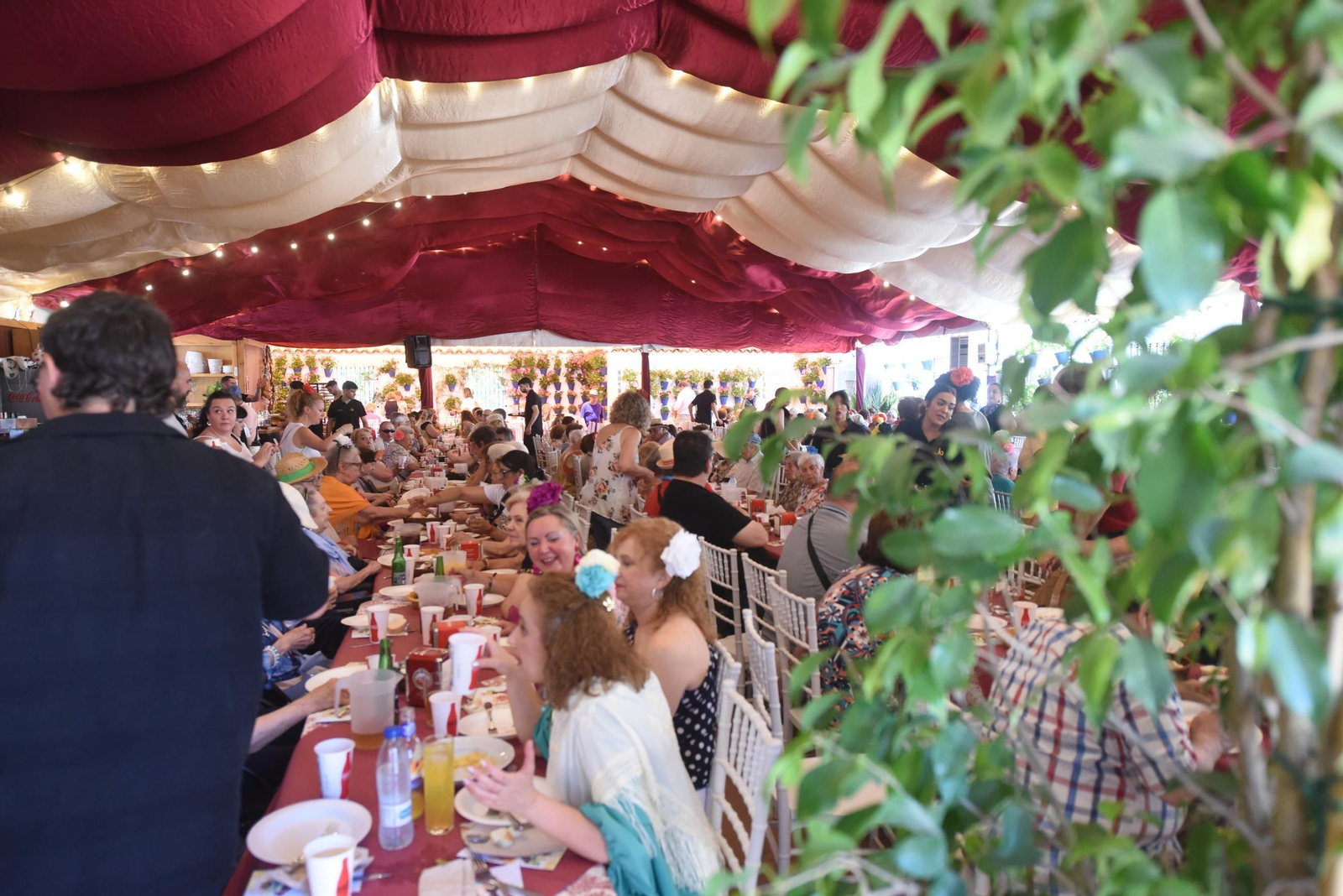 Las mejores imágenes de un lunes de Feria en Córdoba cargado de comidas de empresa y recepciones