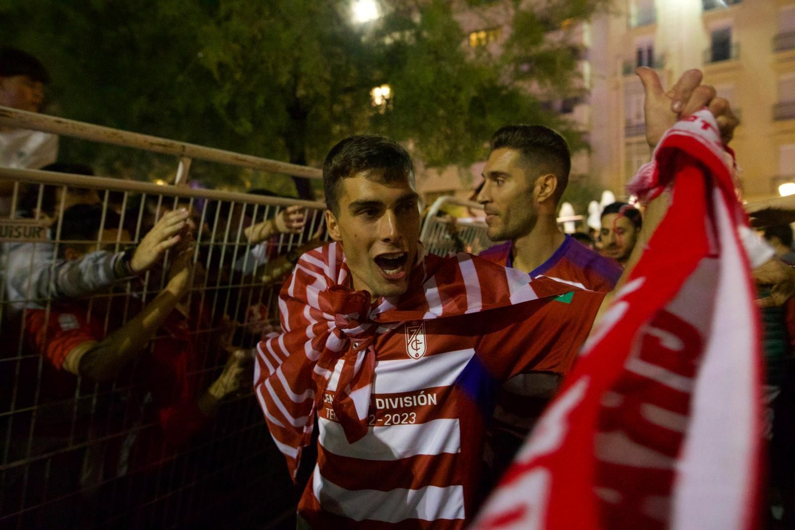 La fiesta del ascenso del Granada CF en la Fuente de las Batallas