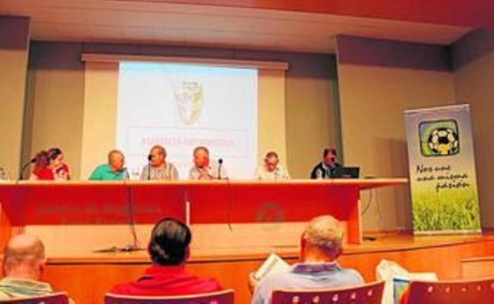 Mesa presidencial de la asamblea general ordinaria de la Federación Gaditana de Fútbol de ayer. Mesa presidencial de la asamblea general ordinaria de la Federación Gaditana de Fútbol de ayer.