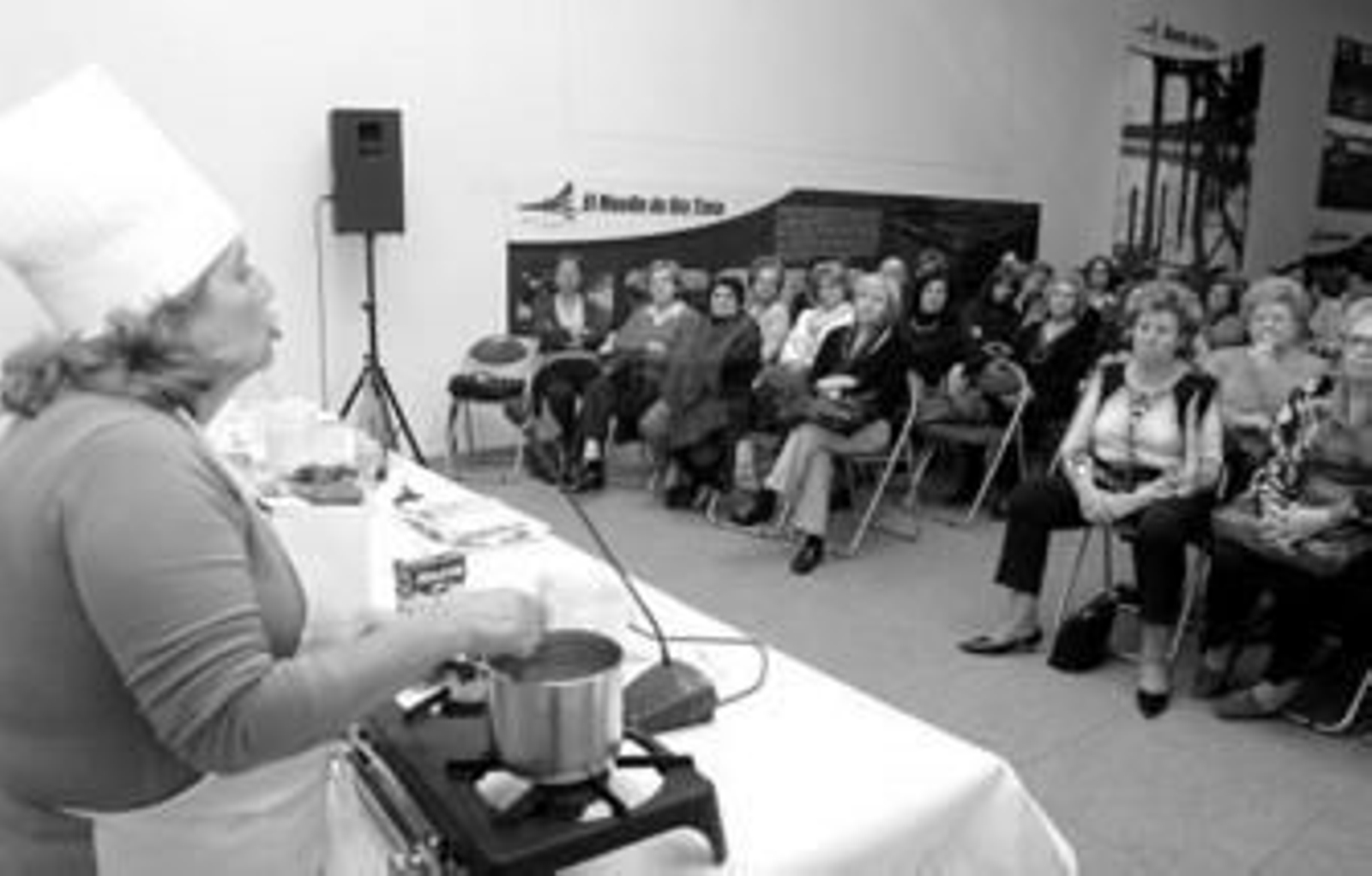 Rosa María Calvo remueve, en presencia de sus 'alumnas' el chocolate con el que cubrirá un postre de higos. Rosa María Calvo remueve, en presencia de sus 'alumnas' el chocolate con el que cubrirá un postre de higos.
