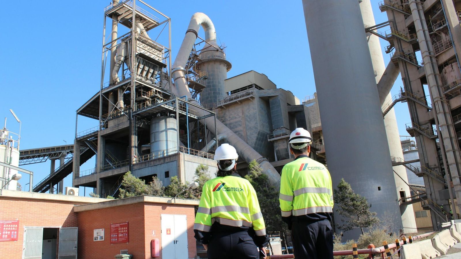 Trabajadores en la fábrica de cemento de Gádor antes de su cierre el pasado año