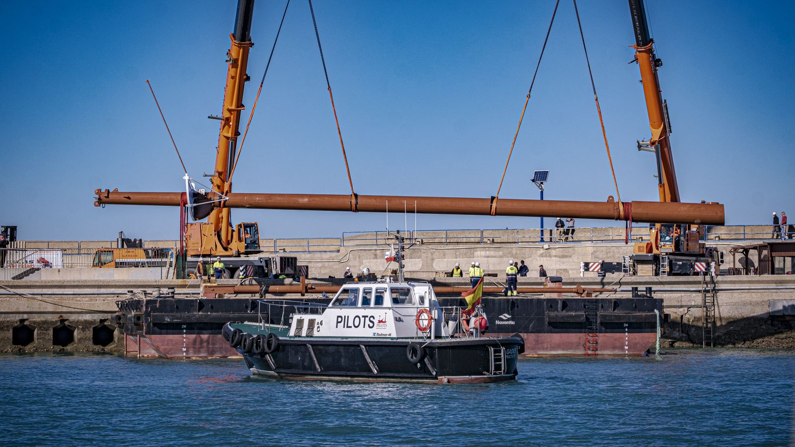 Las imágenes del  traslado por mar del mástil del buque escuela Juan Sebastian Elcano a la Punta de San Felipe