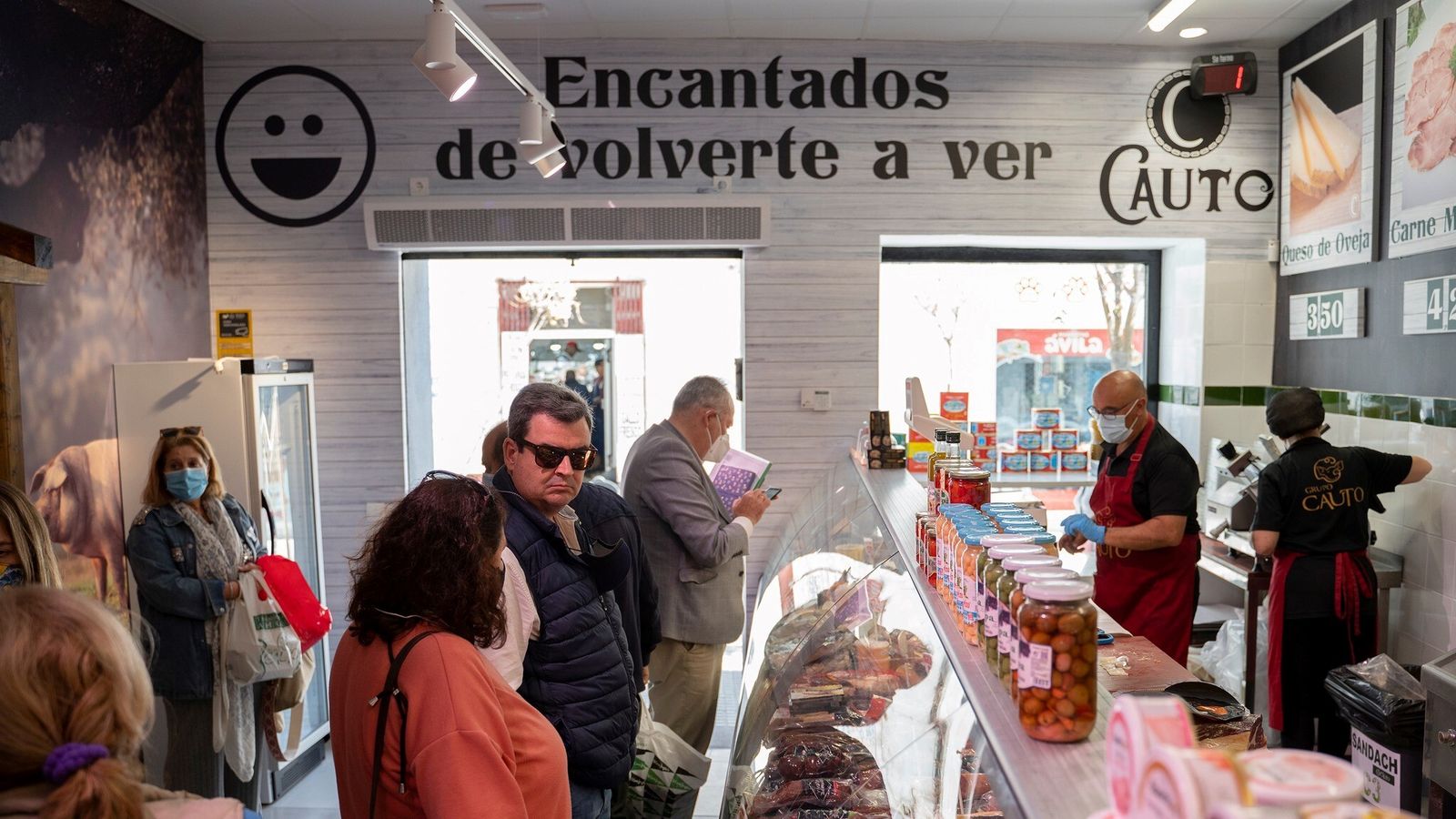 Reapertura de la carnicería de la calle Colón afectada por un grave incendio hace 5 meses.