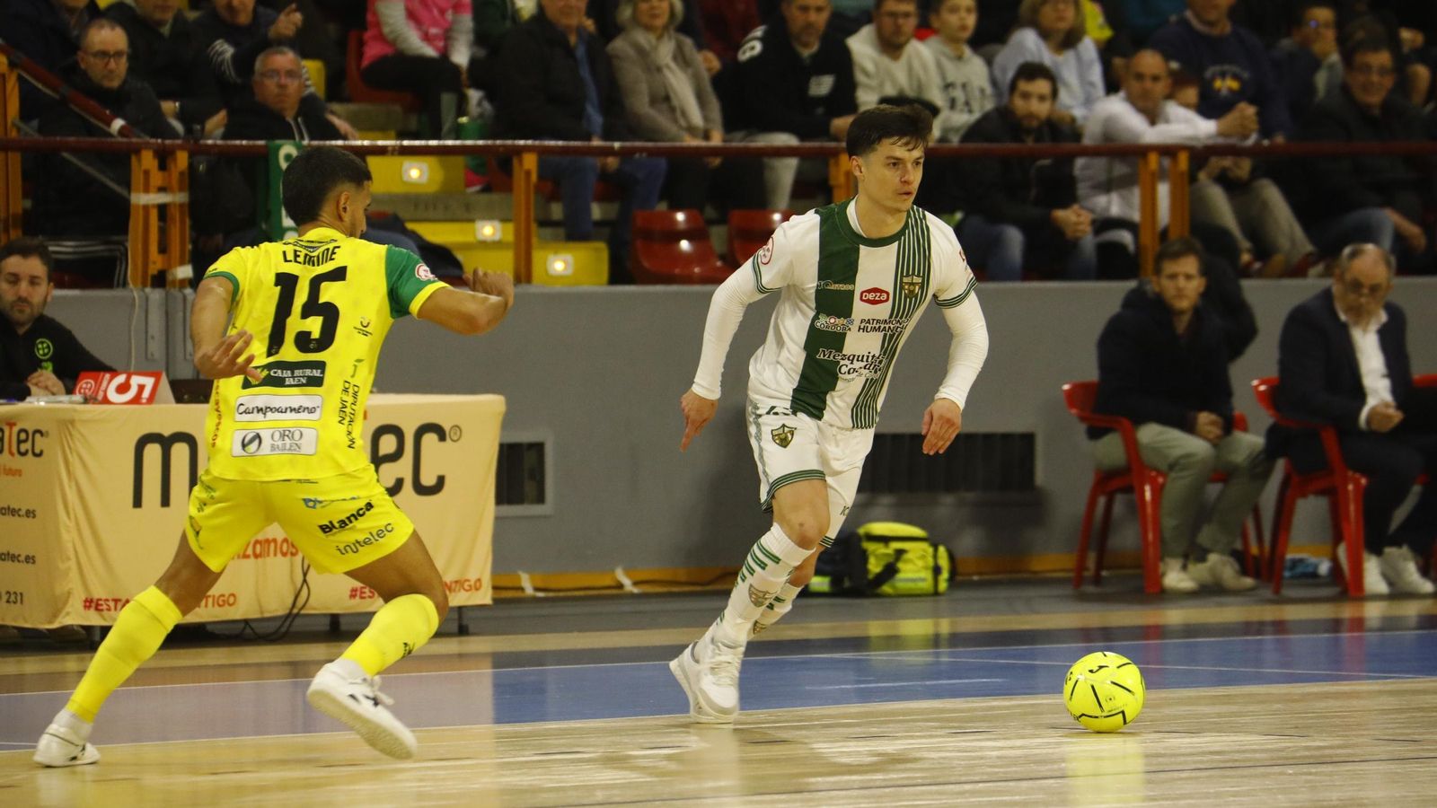 Murilo Duarte es presionado por Lemine.