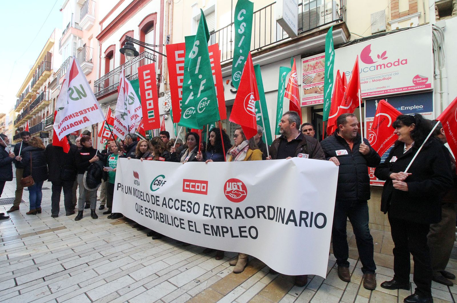 La concentración tuvo lugar ante la sede provisional de la Subdelegación del Gobierno.