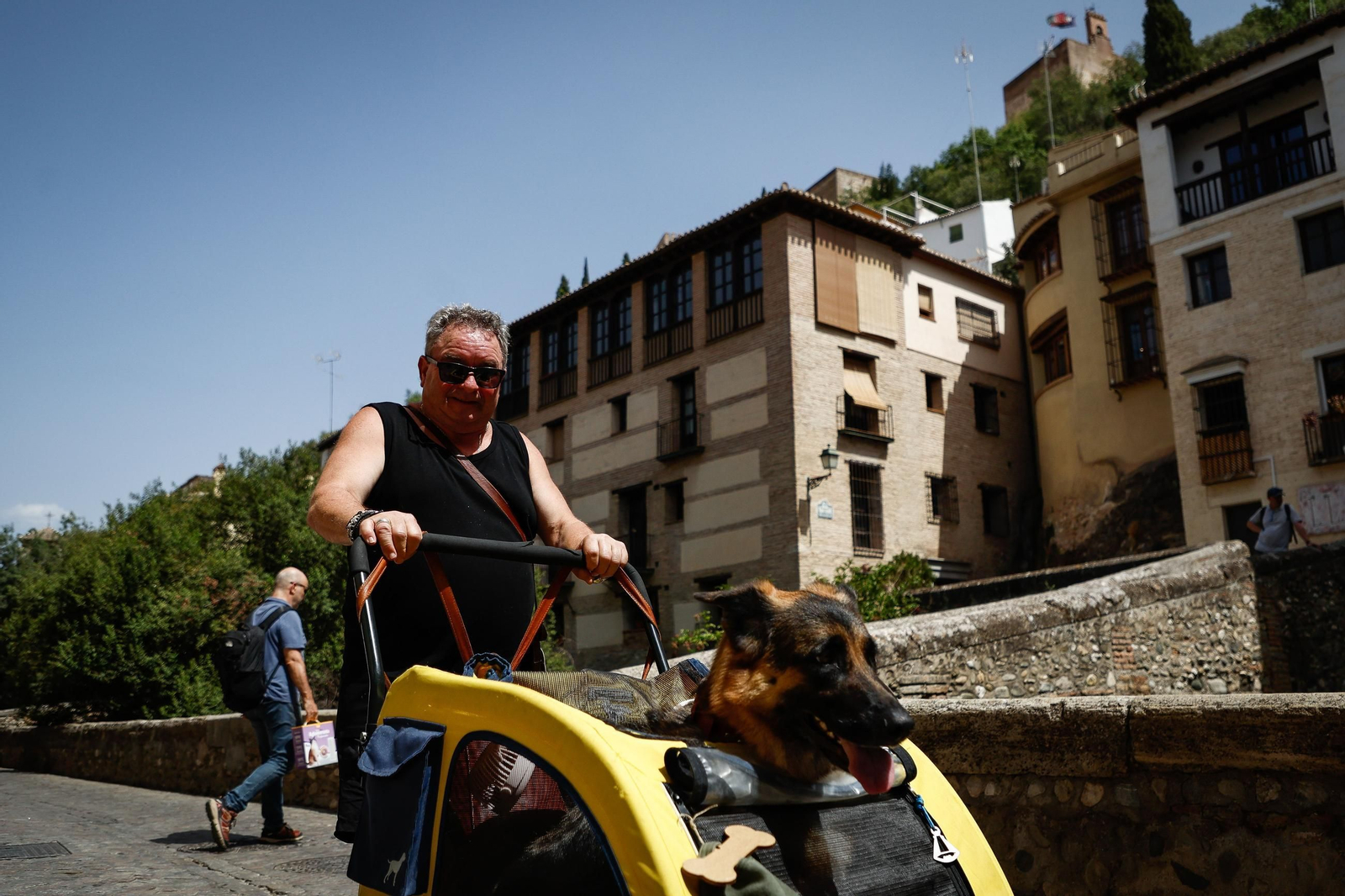 Paraguas, abanicos y agua: las mejores imágenes de la primera ola de calor de agosto en Granada
