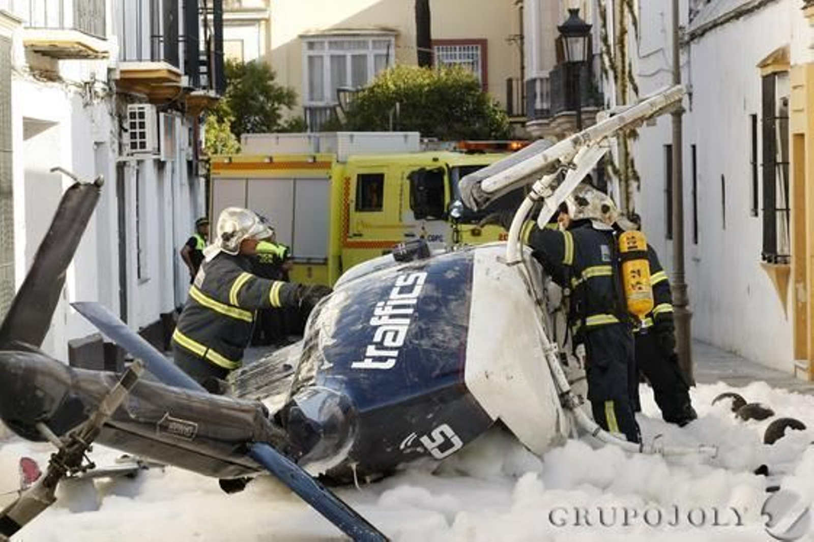 El piloto, que intentó aterrizar, acabó a pocos metros de la Iglesia Prioral Portuense. Heridos el piloto y los dos pasajeros, que tomaban imágenes turísticas de la ciudad./Fotos:Fito Carreto

Foto: Fito Carreto