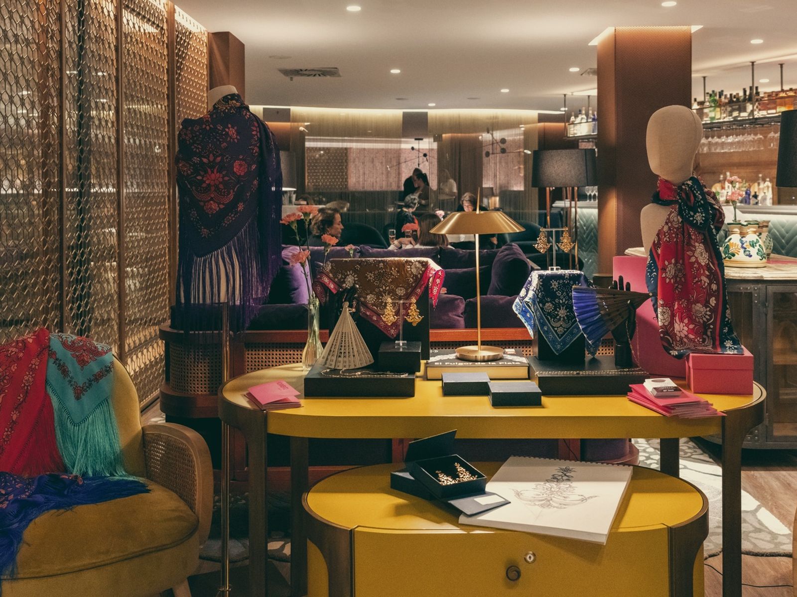 Pañuelos de seda, cinturones bordados y pendientes componen la colección de complementos de Lina.