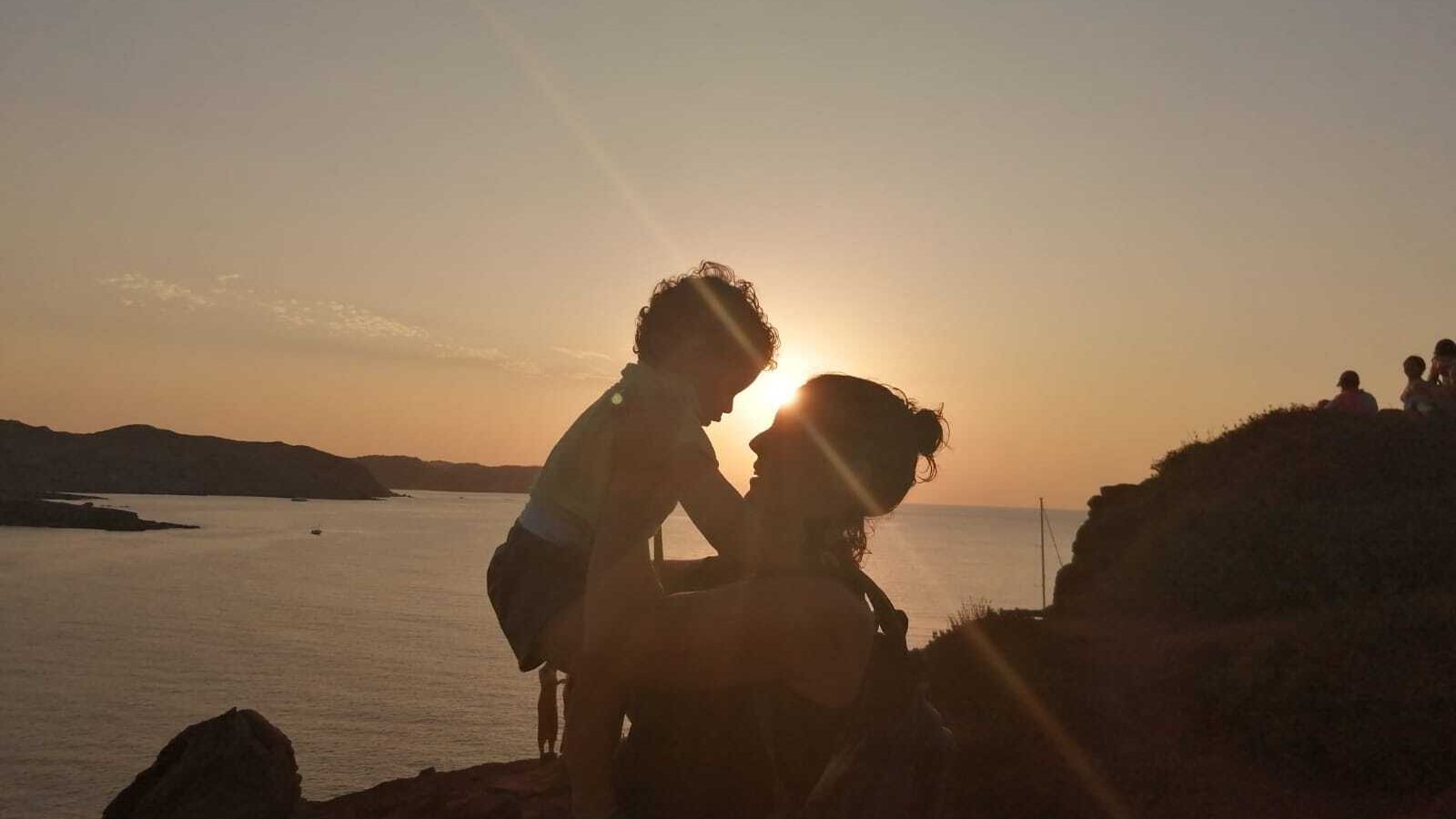 Macarena Roldán y el pequeño Antonio en una tierna foto tomada durante las vacaciones de verano.