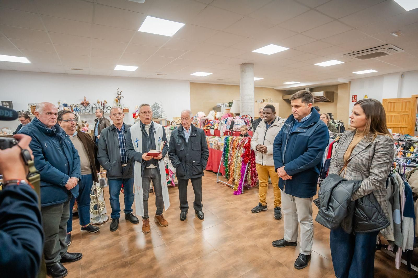 El equipo de gobierno del Ayuntamiento de Roquetas estuvo presente en la inauguración del rastrillo navideño.