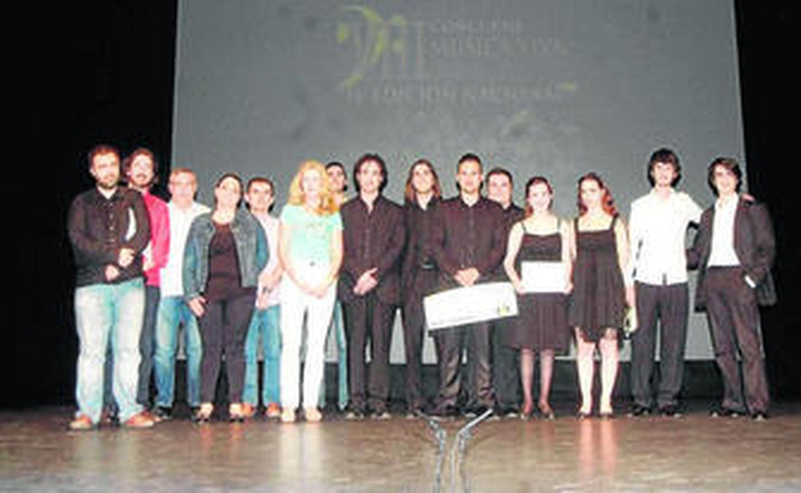 María Dolores Ortega con los miembros del jurado y los dos grupos premiados.