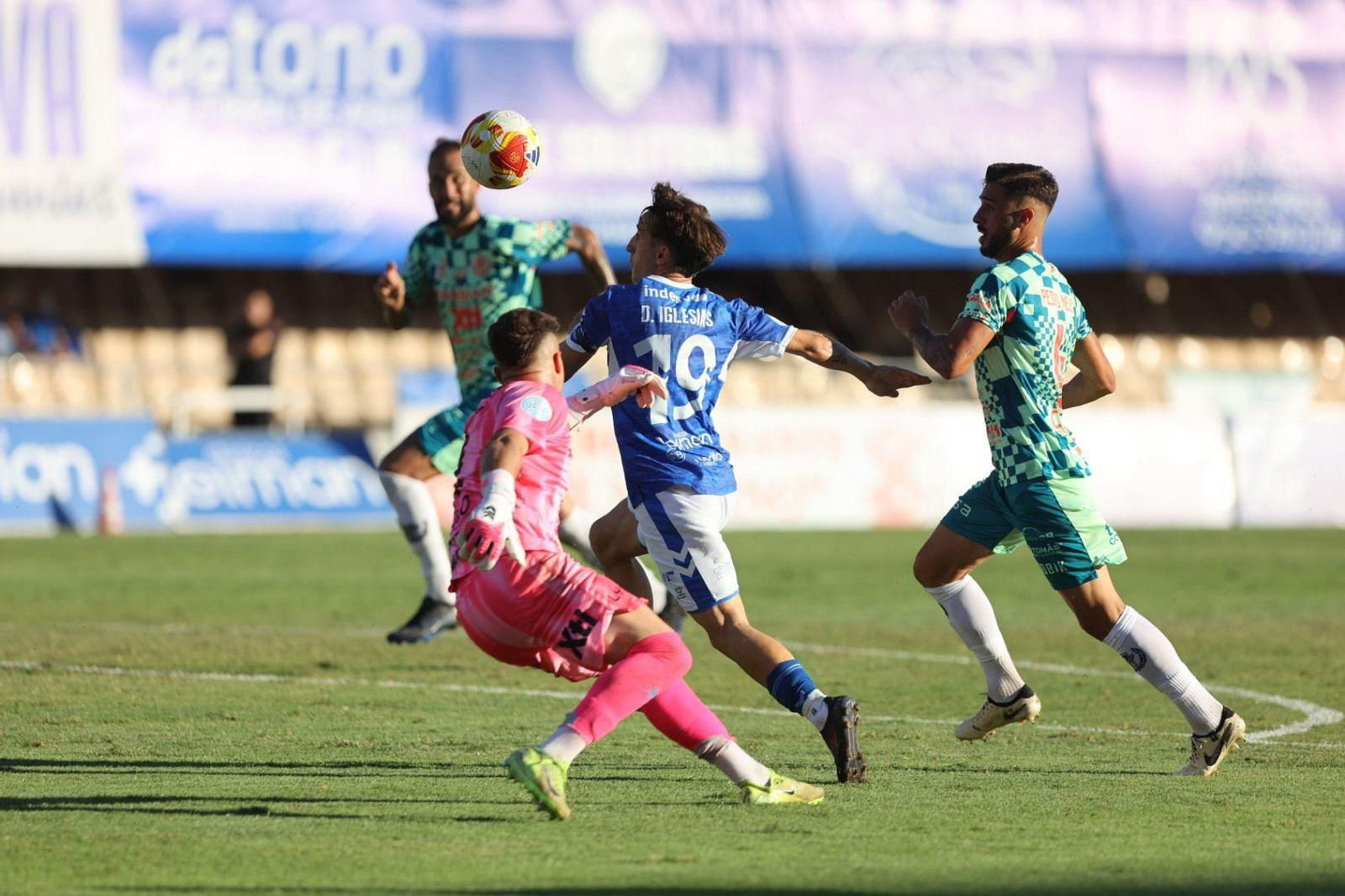 Diego Iglesias se adelanta al meta Acín para marcar a puerta vacía.