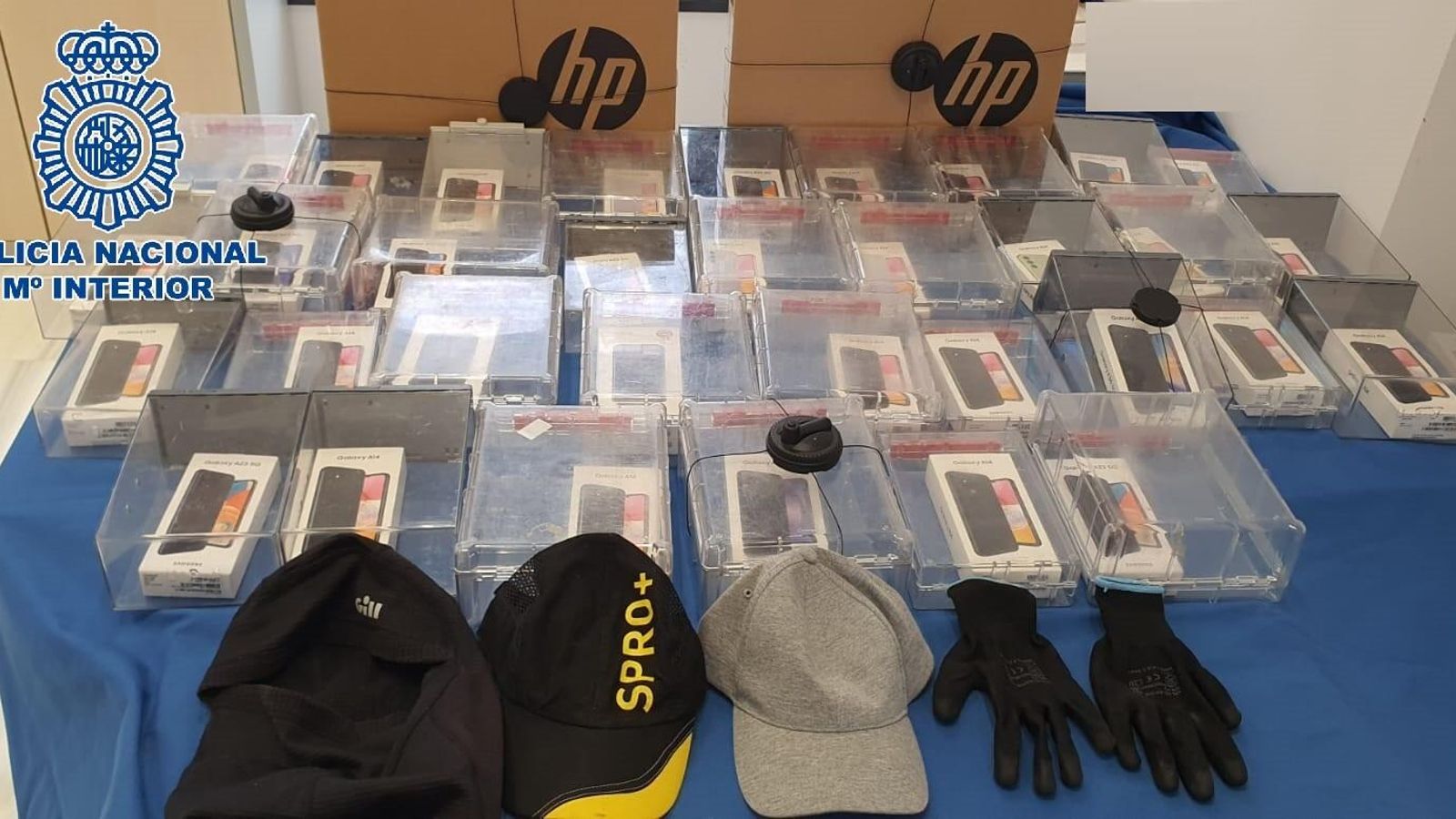 Más de una treintena de móviles fueron recuperados por parte de los agentes.