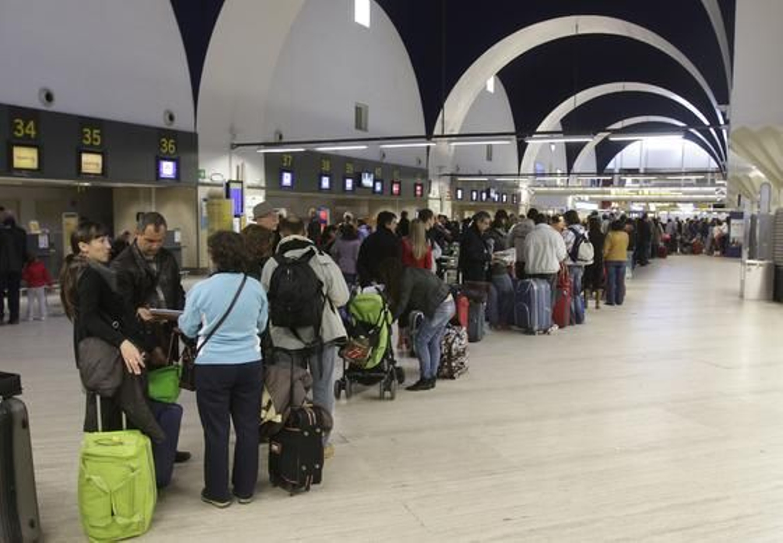 La Fiscalía de Sevilla abre diligencias a los controladores por la huelga del puente de la Constitución