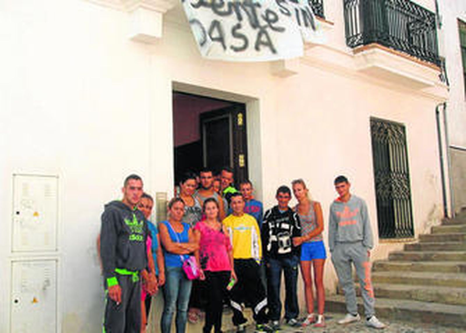 Algunos de los vecinos que ocupan la promoción de viviendas situada en el Carril de los Ángeles.