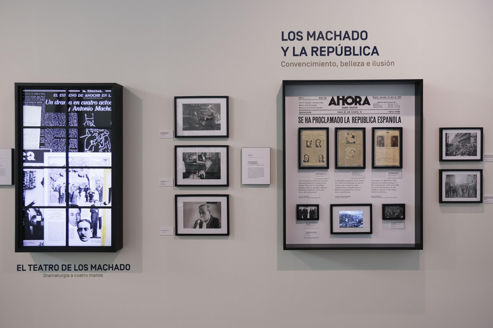 Las imágenes de la visita del Rey a la exposición de los Hermanos Machado en Sevilla