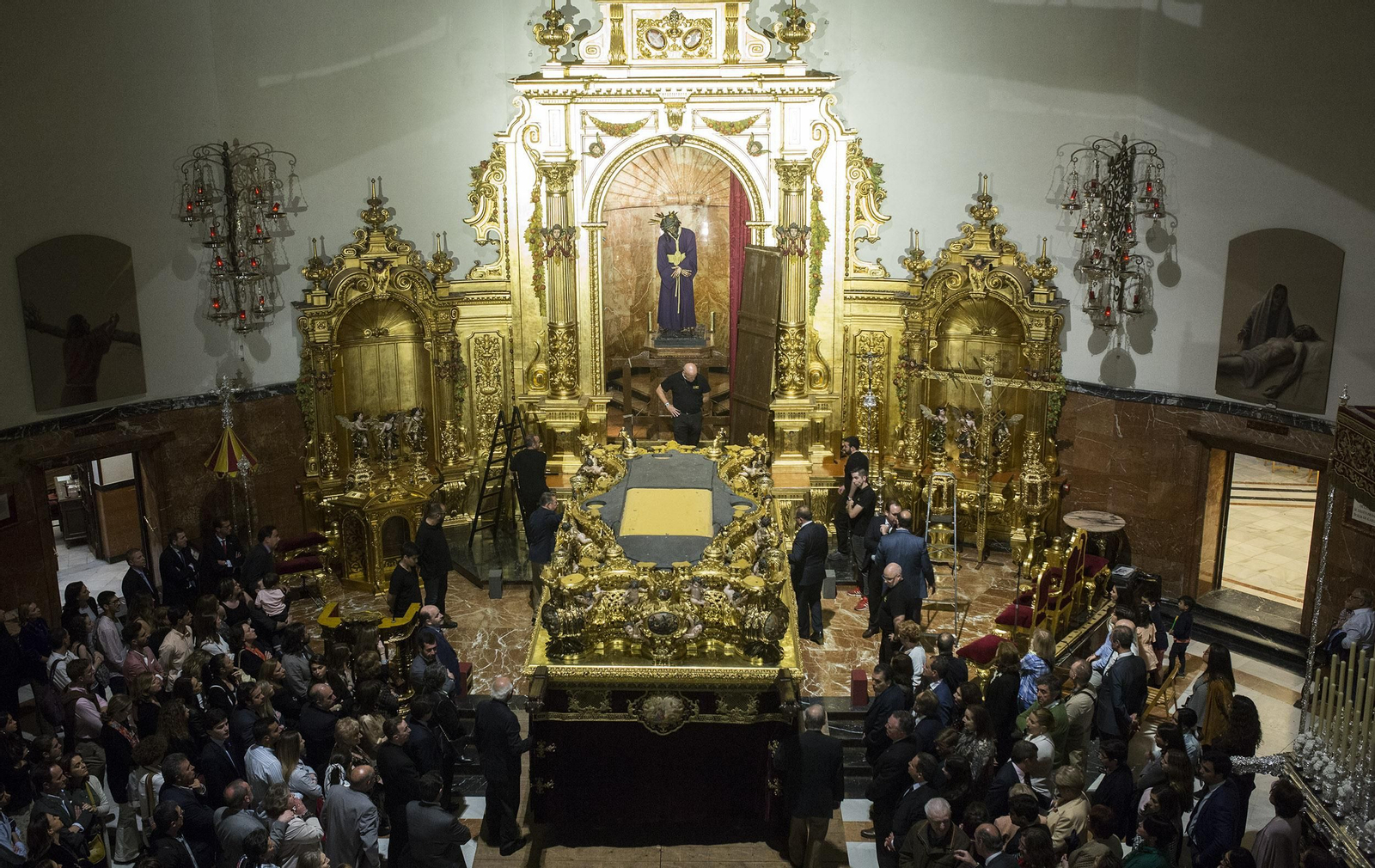 La subida del Señor del Gran Poder a su paso