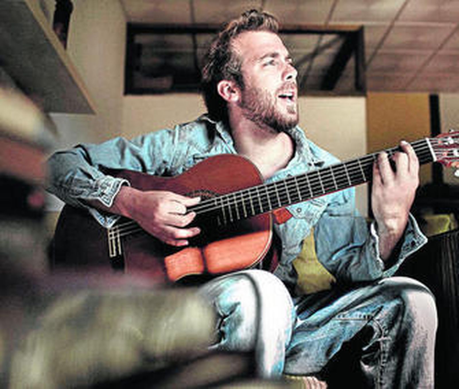 Mario Díaz con su guitarra.