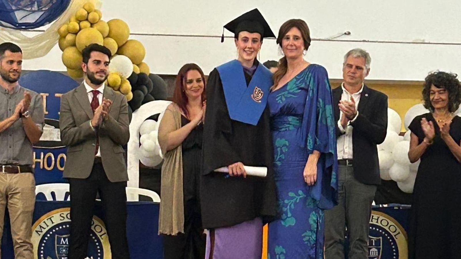 Alumnos graduándose 