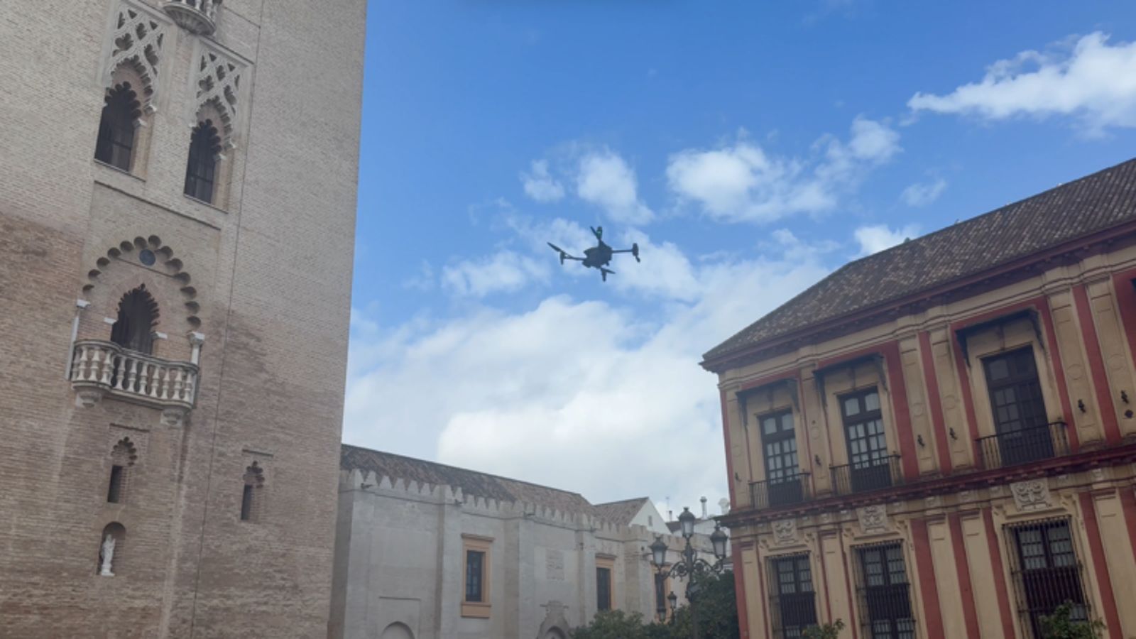 Caída de una azucena de la Giralda: inspección con dron en la Catedral