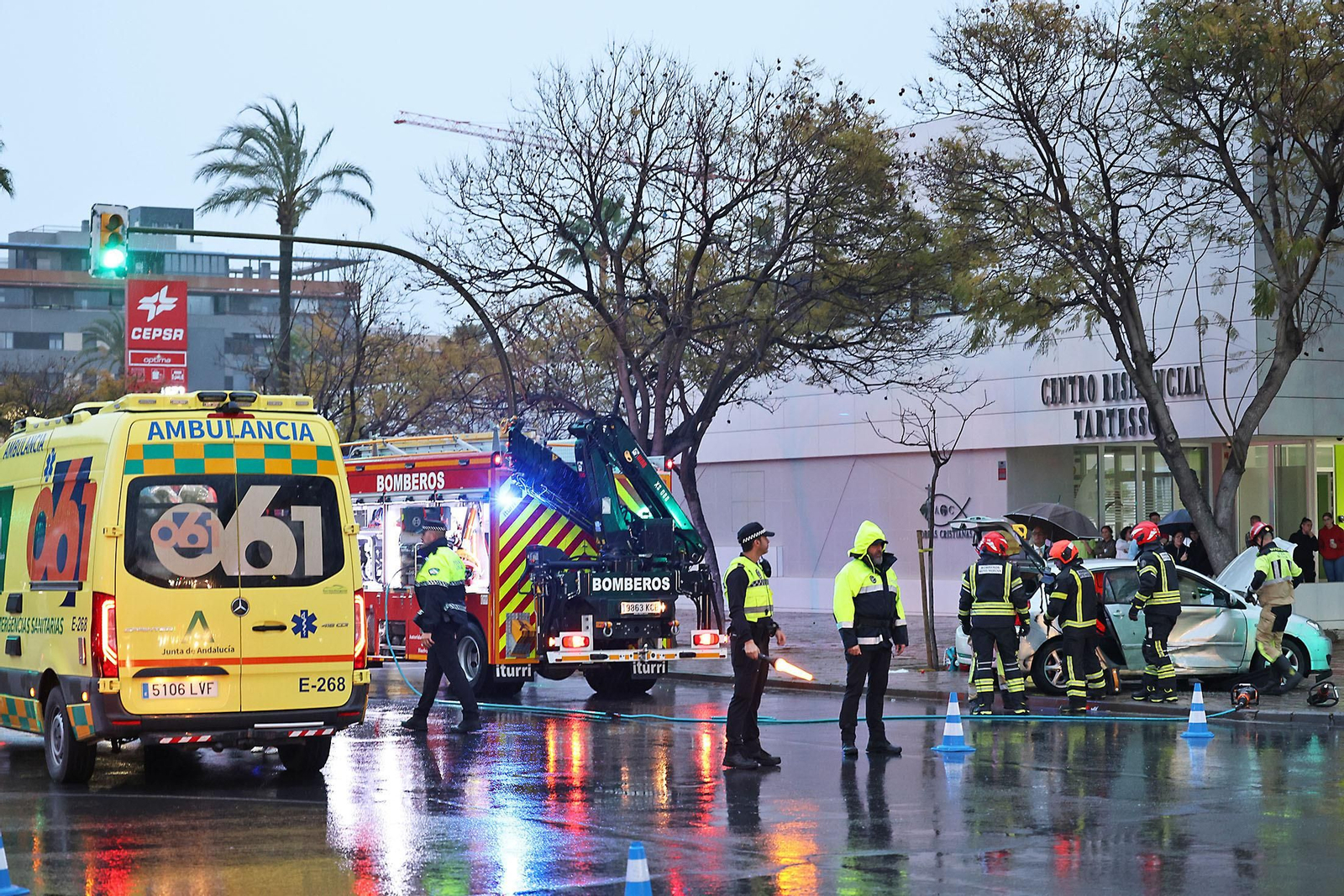 Las espectaculares imágenes del rescate de una persona en un accidente de tráfico en Huelva