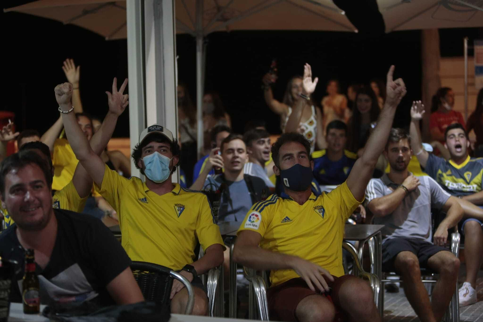 Cadistas viendo el Zaragoza-Oviedo en la terraza de un bar.