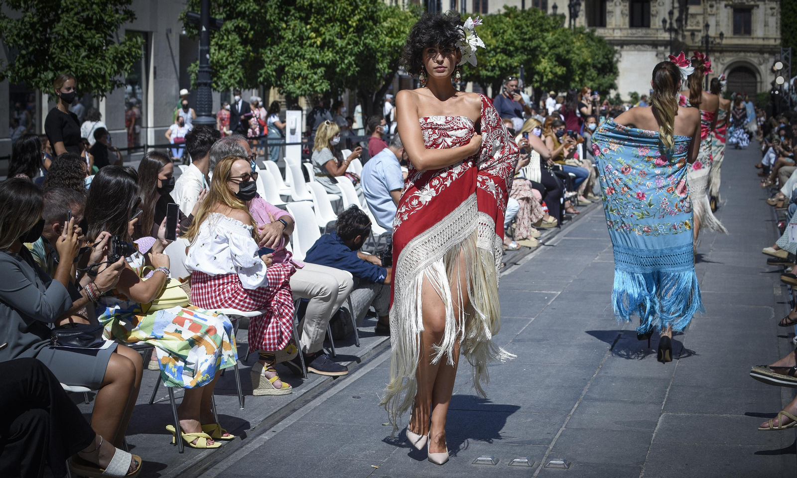 El desfile de moda flamenca de la Avenida de la Constitución, en imágenes