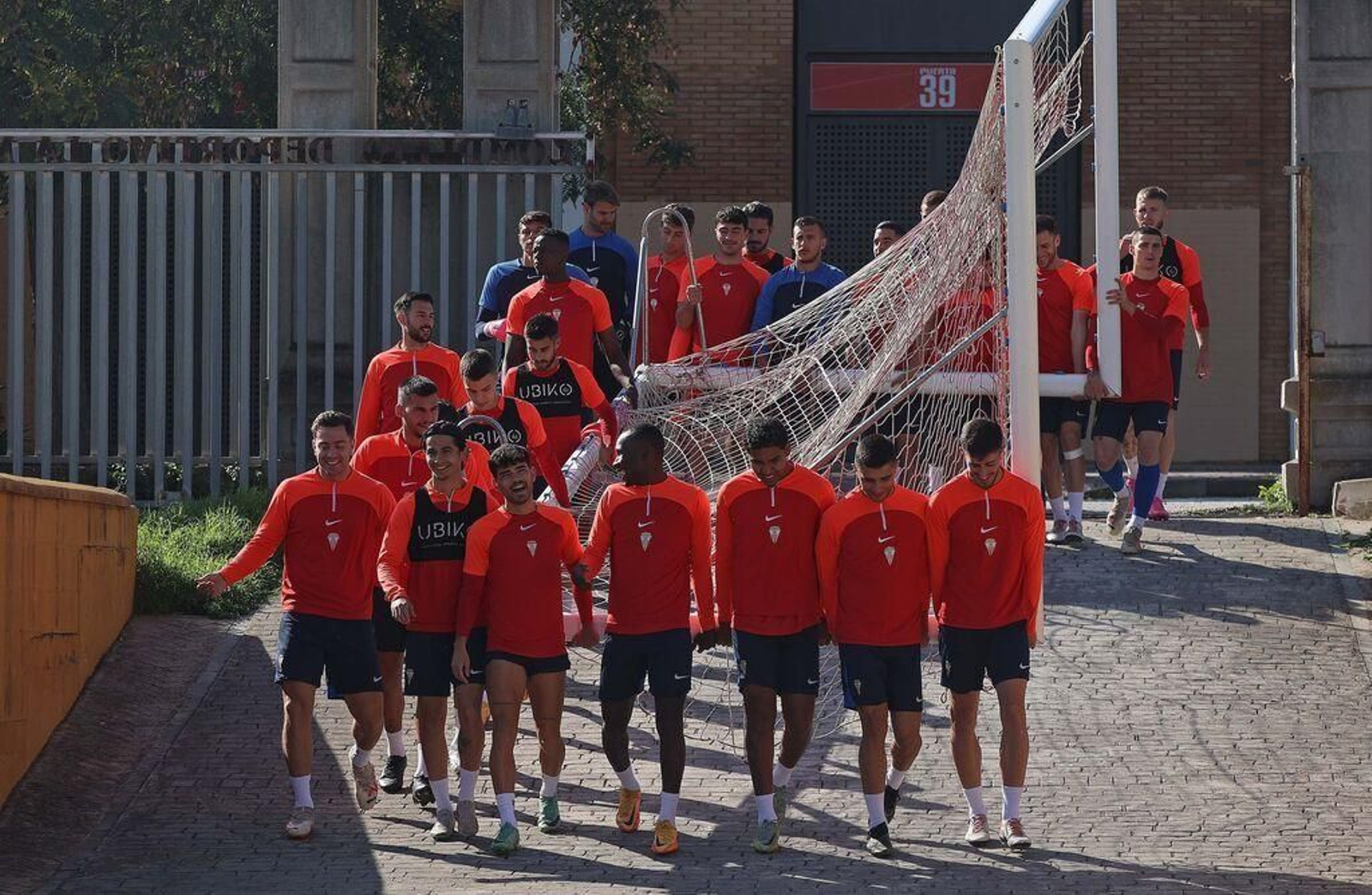 El Algeciras, camino a un entrenamiento.