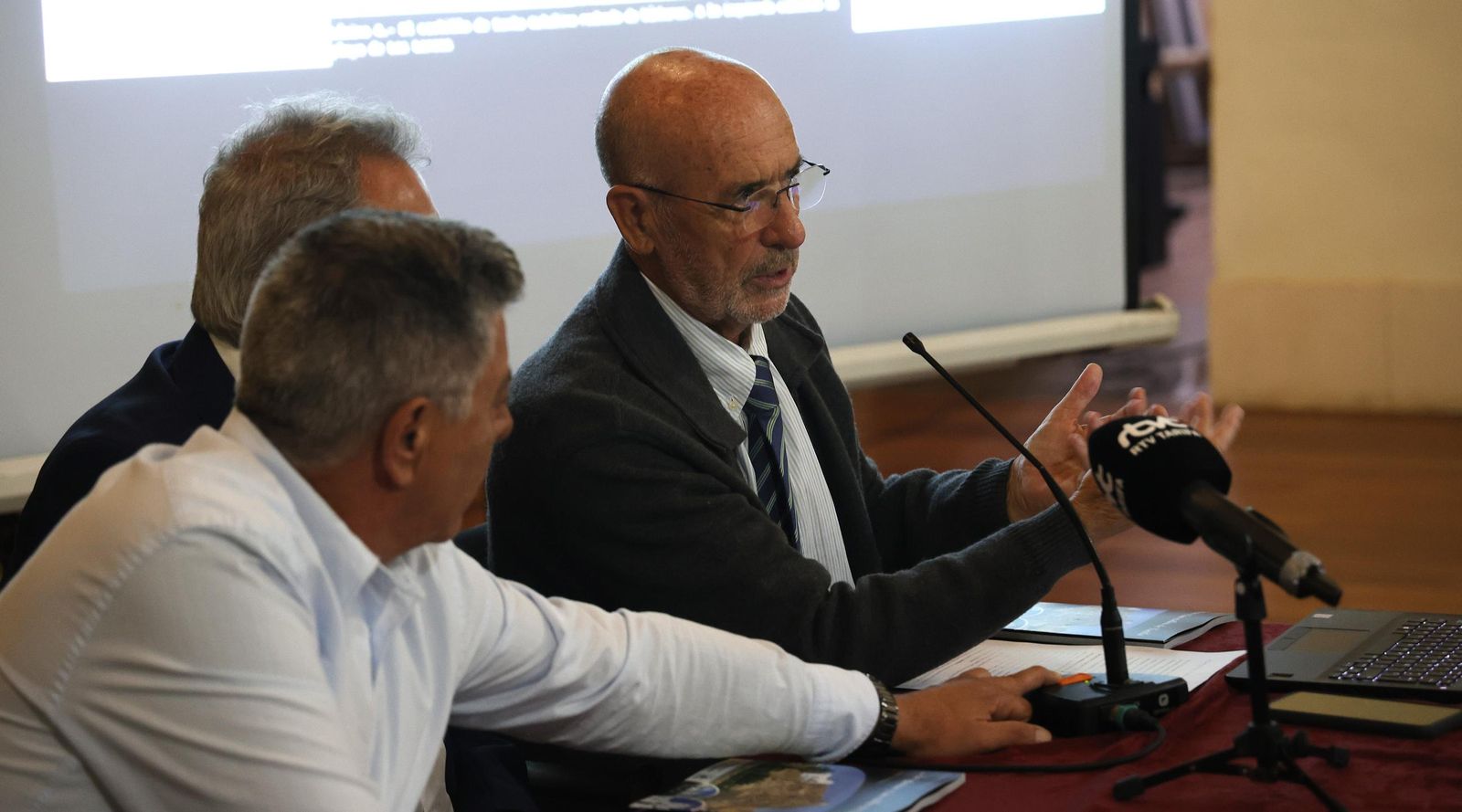 Fotos de la presentación de la guía de patrimonio de Tarifa de Andrés Sarria
