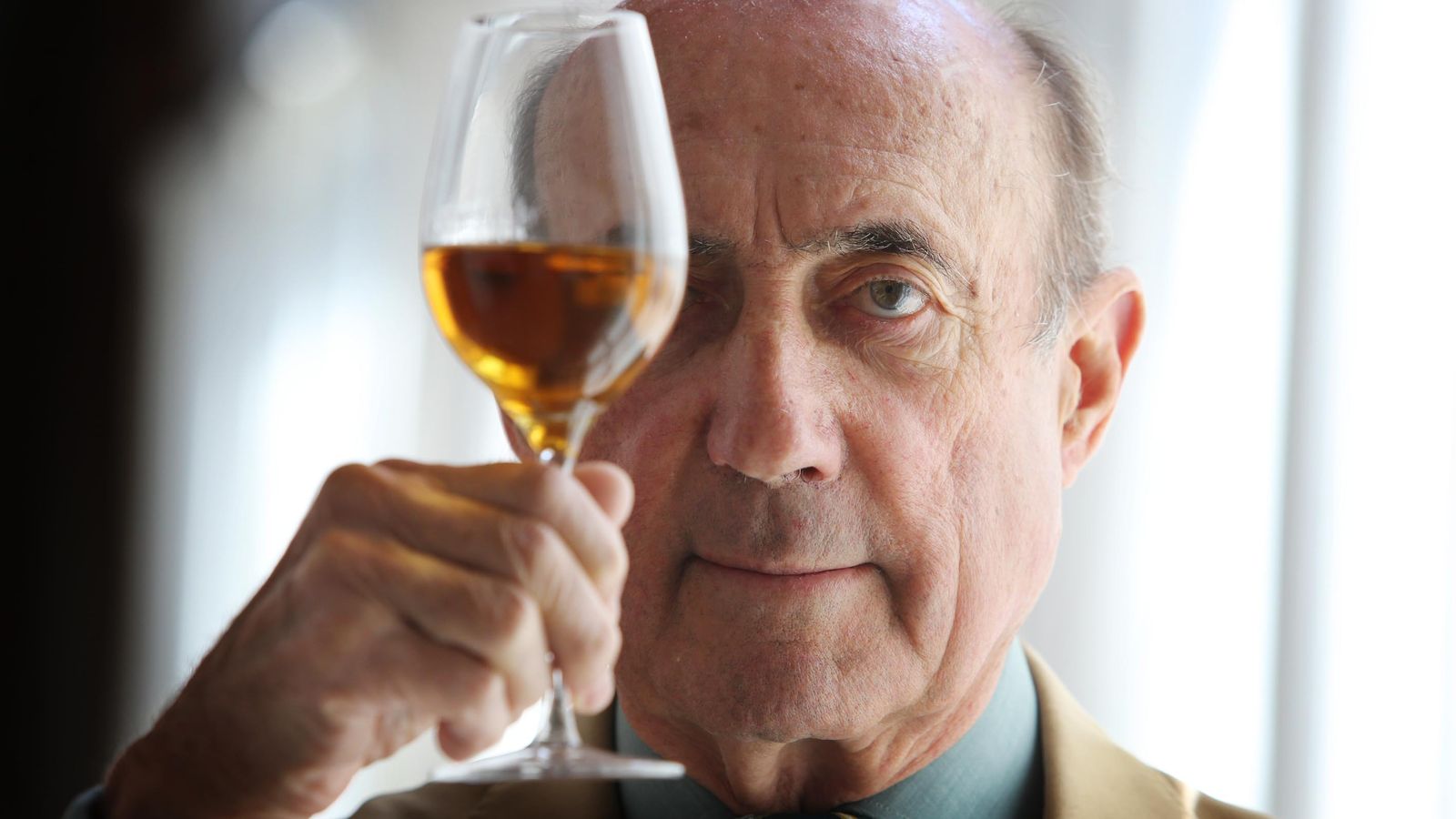 El aún presidente del sherry brinda con una copa de jerez.