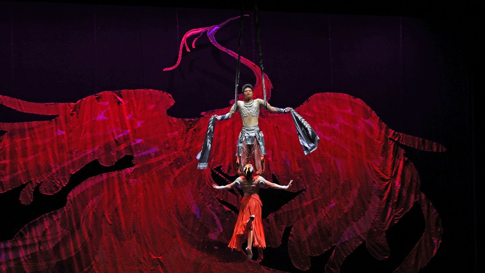 Imágenes del 'Gran Circo Acrobático de China' en el Teatro Villamarta