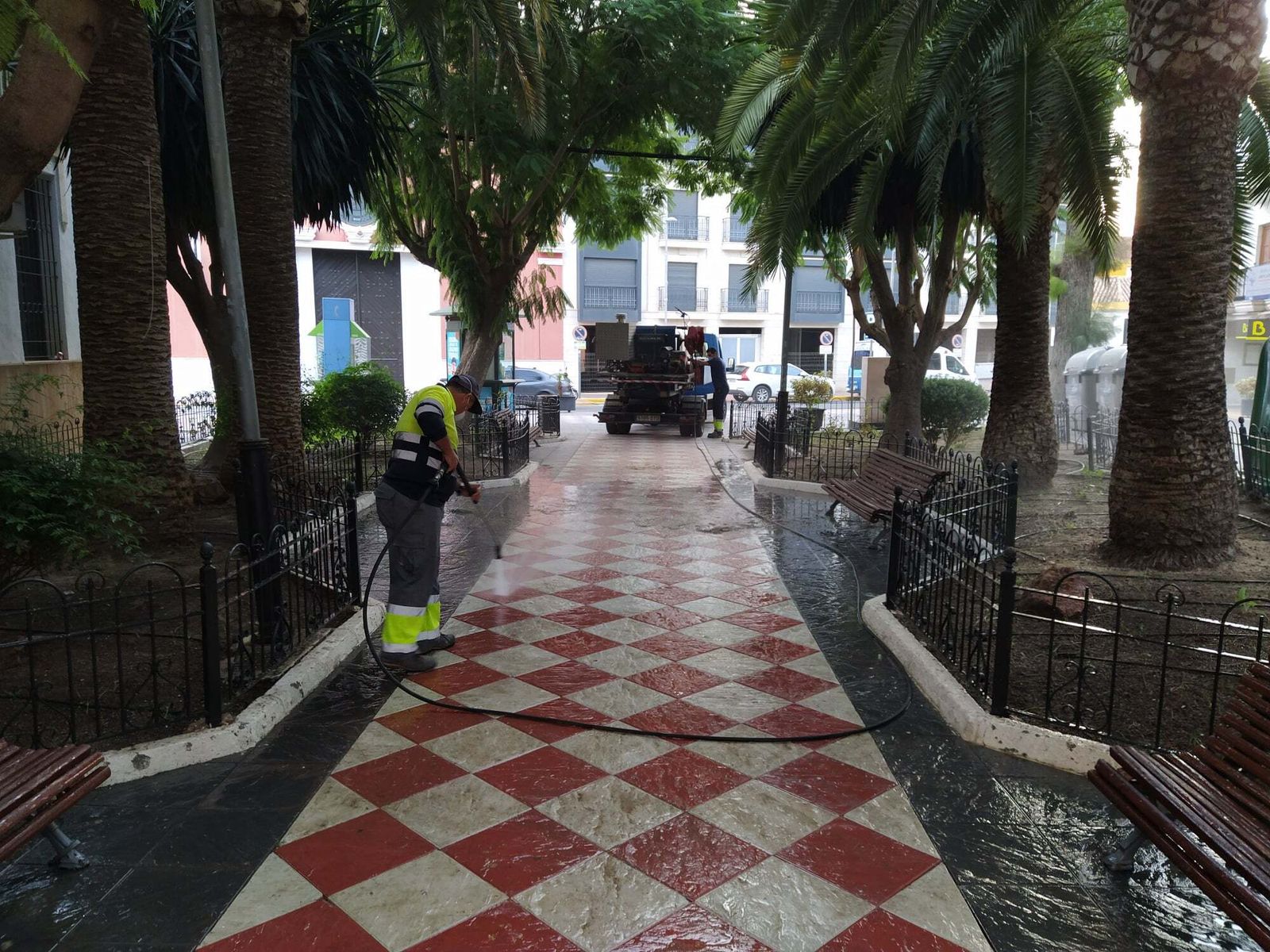 Desinfección de espacios públicos en Huércal-Overa.