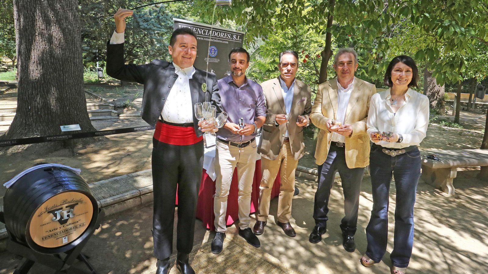 Jesús Rubiales, de Venenciadores S.L, sirviendo varios catavinos de Fino