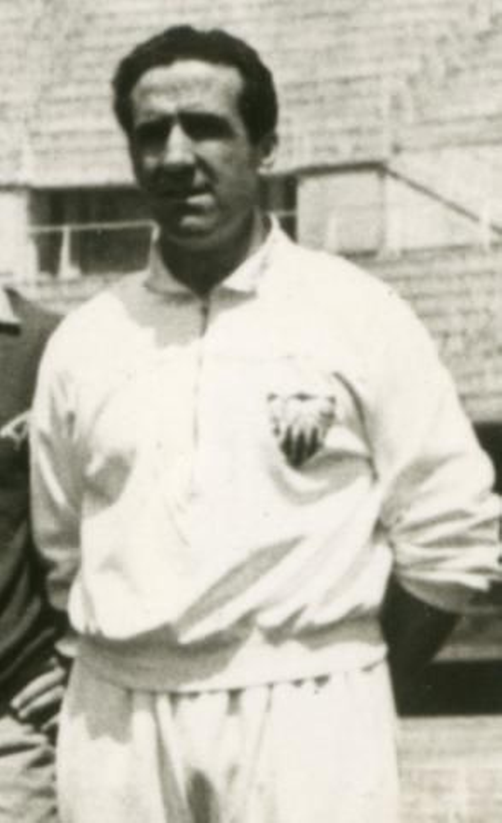 Helenio Herrera, luciendo una sudadera del Sevilla.