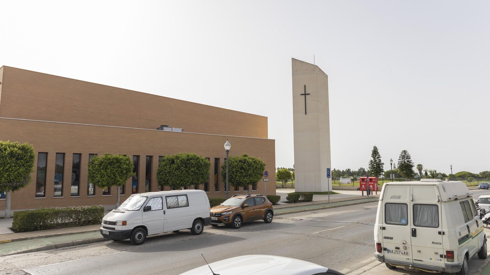 Muchos trabajadores de otros municipios aparcan en la Iglesia del Novo.