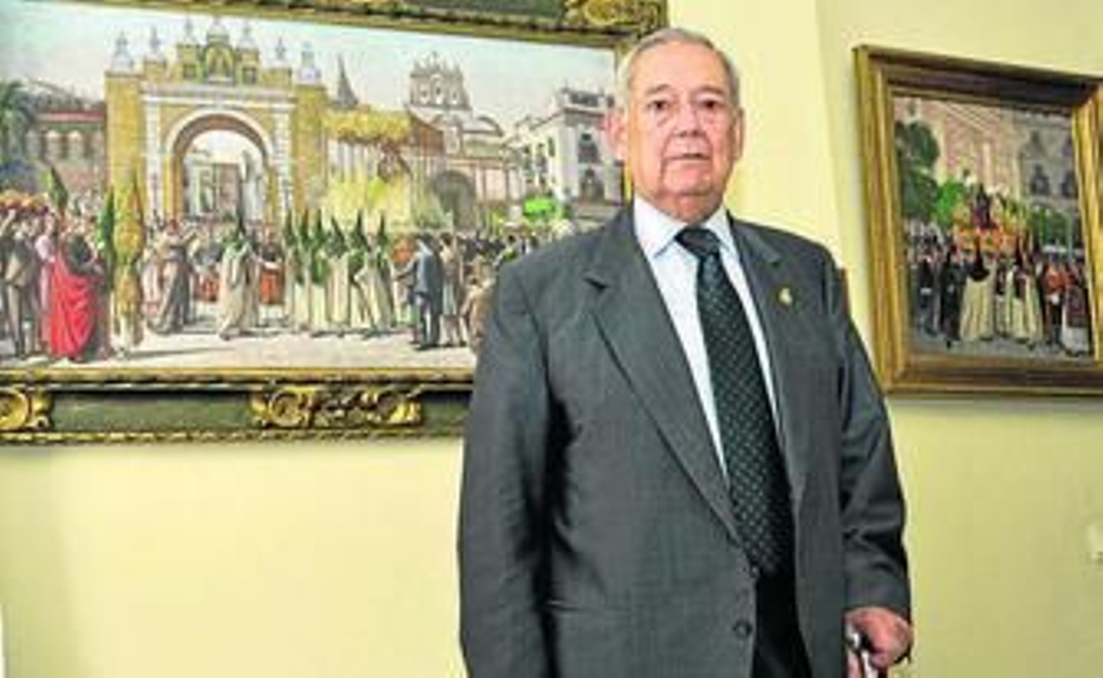 El hermano mayor de la Macarena, en las dependencias de la hermandad.