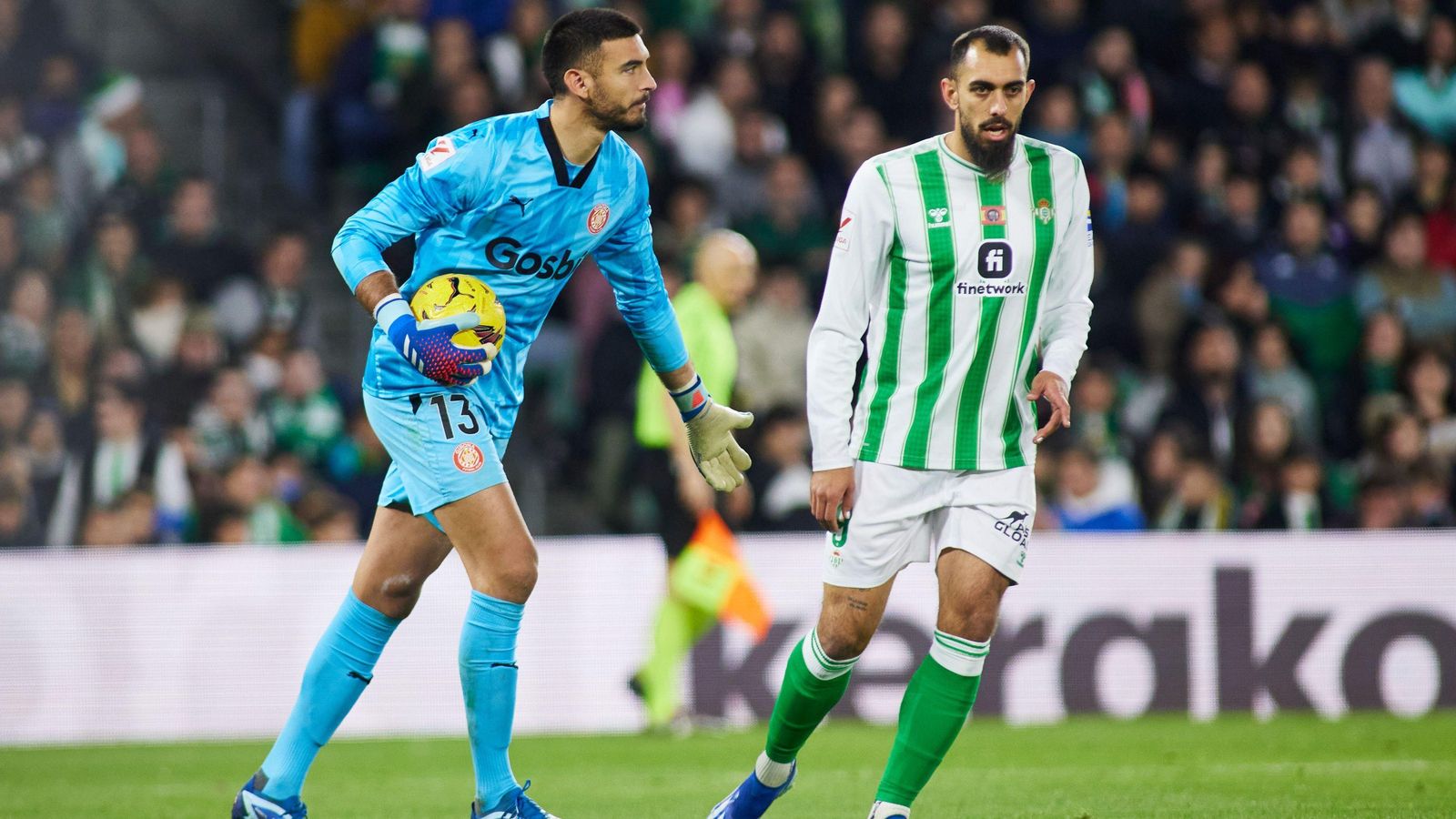 Borja Iglesias, junto al meta del Girona Gazzaniga.