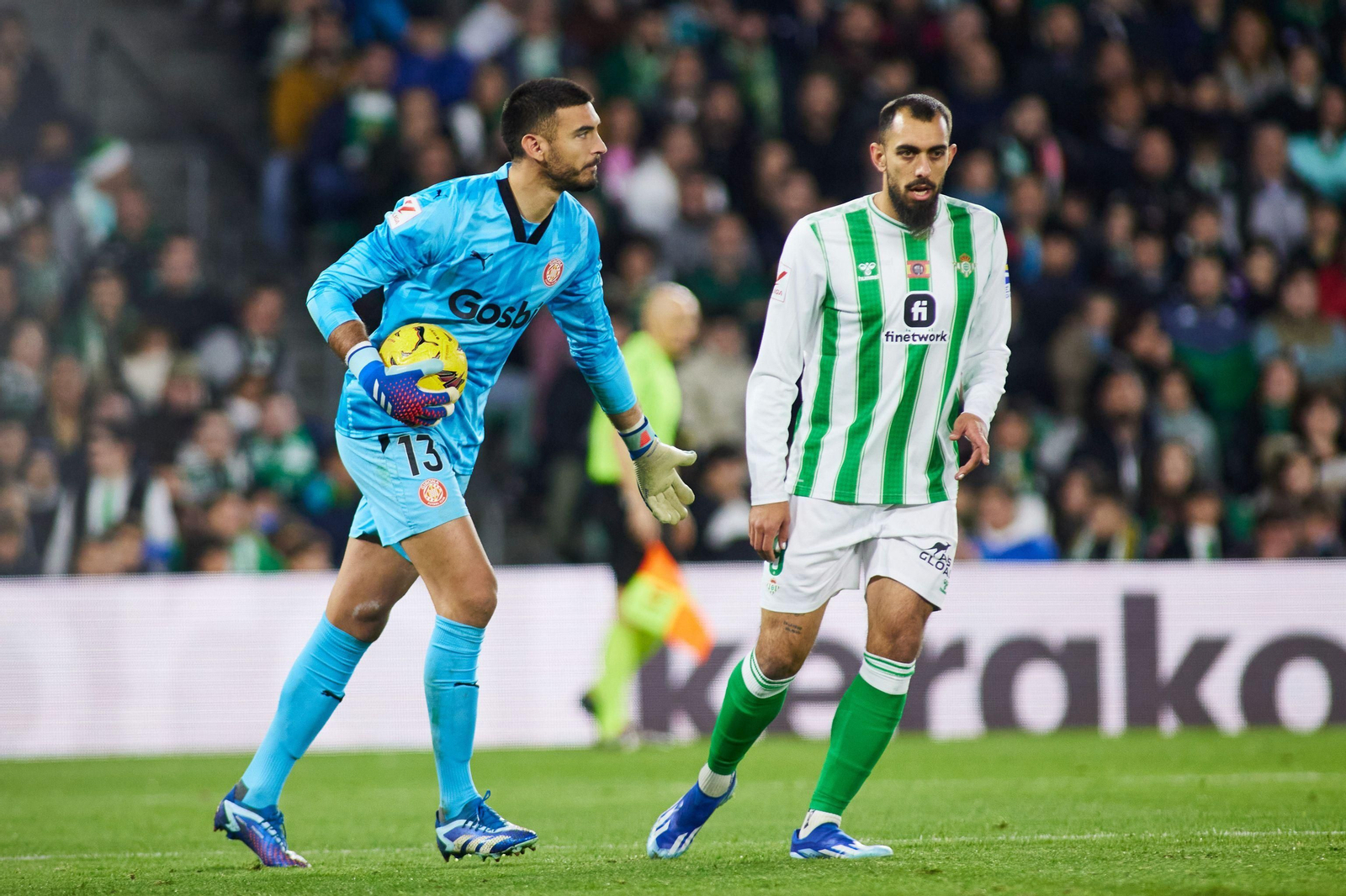 Borja Iglesias, junto al meta del Girona Gazzaniga.