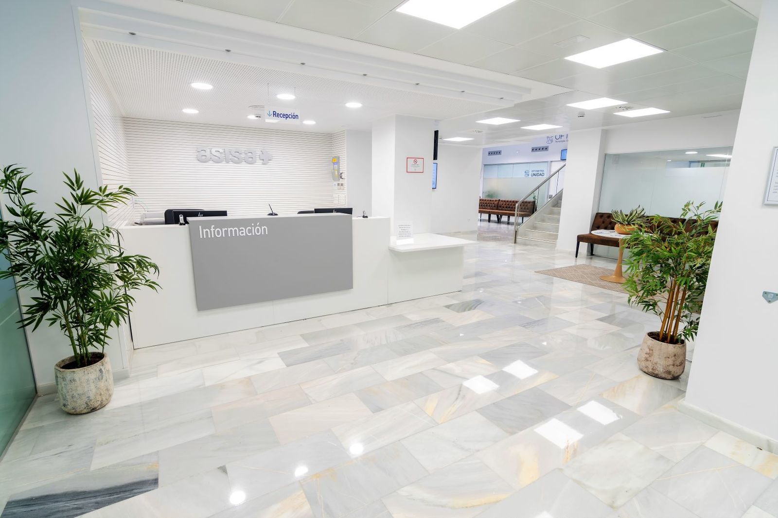 Recepción del centro médico de Asisa, que cuenta con 15 especialidades.