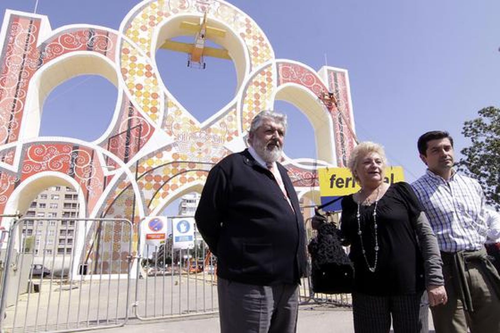 La delegada de Fiestas Mayores, Rosamar Prieto-Castro, ante la portada de la Feria de Abril.

Foto: José Ángel García