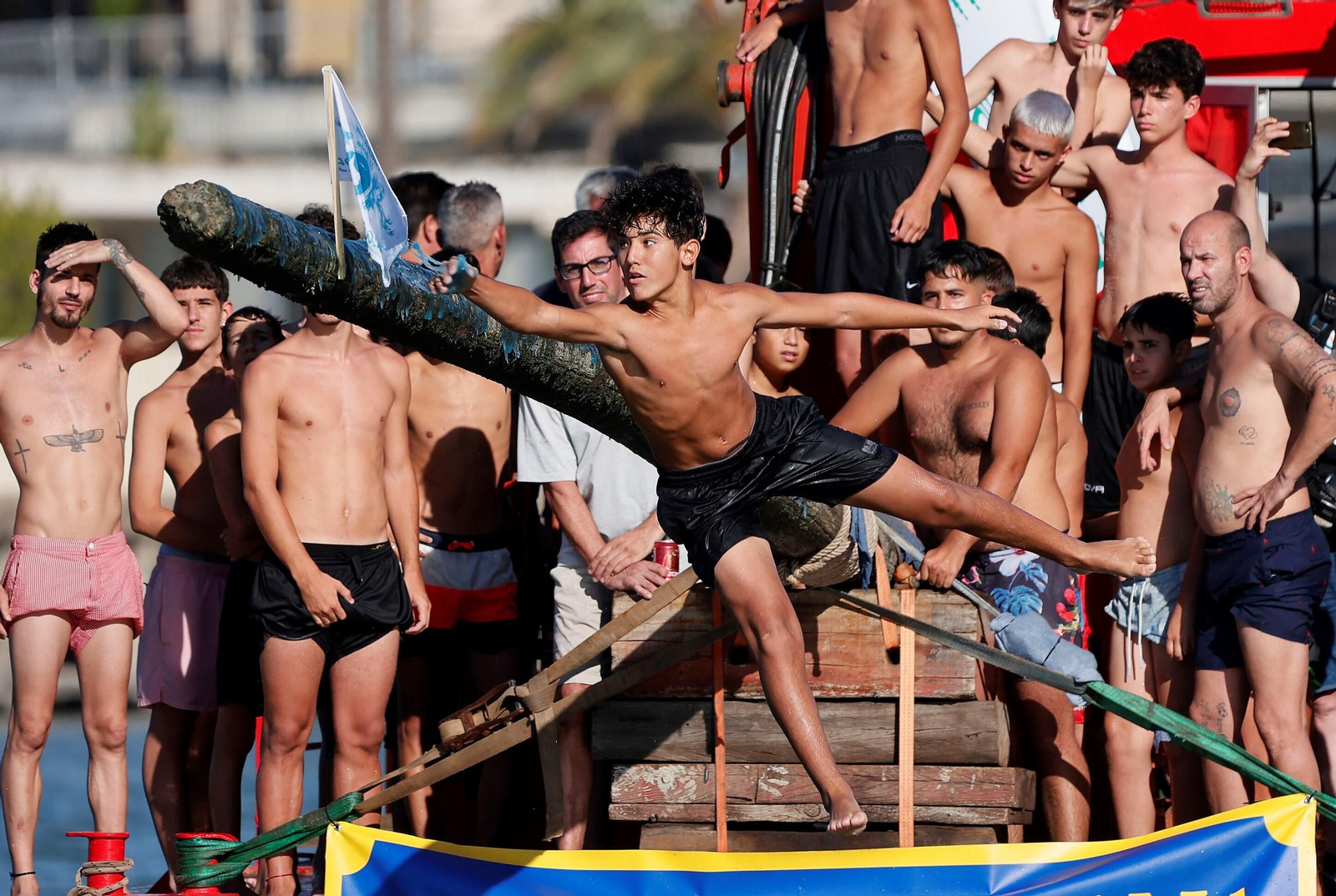 Un participante trata de alcanzar la bandera bajo la atenta mirada de sus competidores, ayer en el río Guadalquivir.