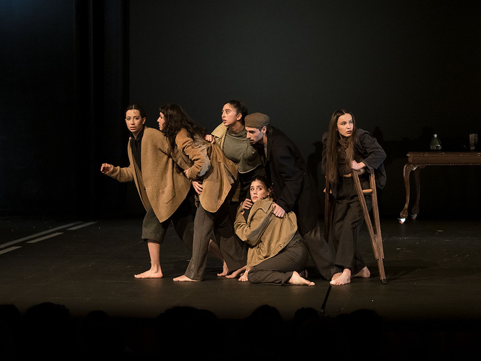 El grupo de teatro murciano Physical Collage representando su obra