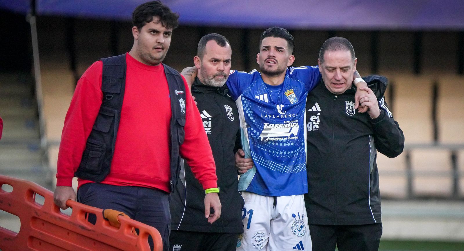 El sanluqueño Zequi Díaz, retirándose del campo el pasado domingo.