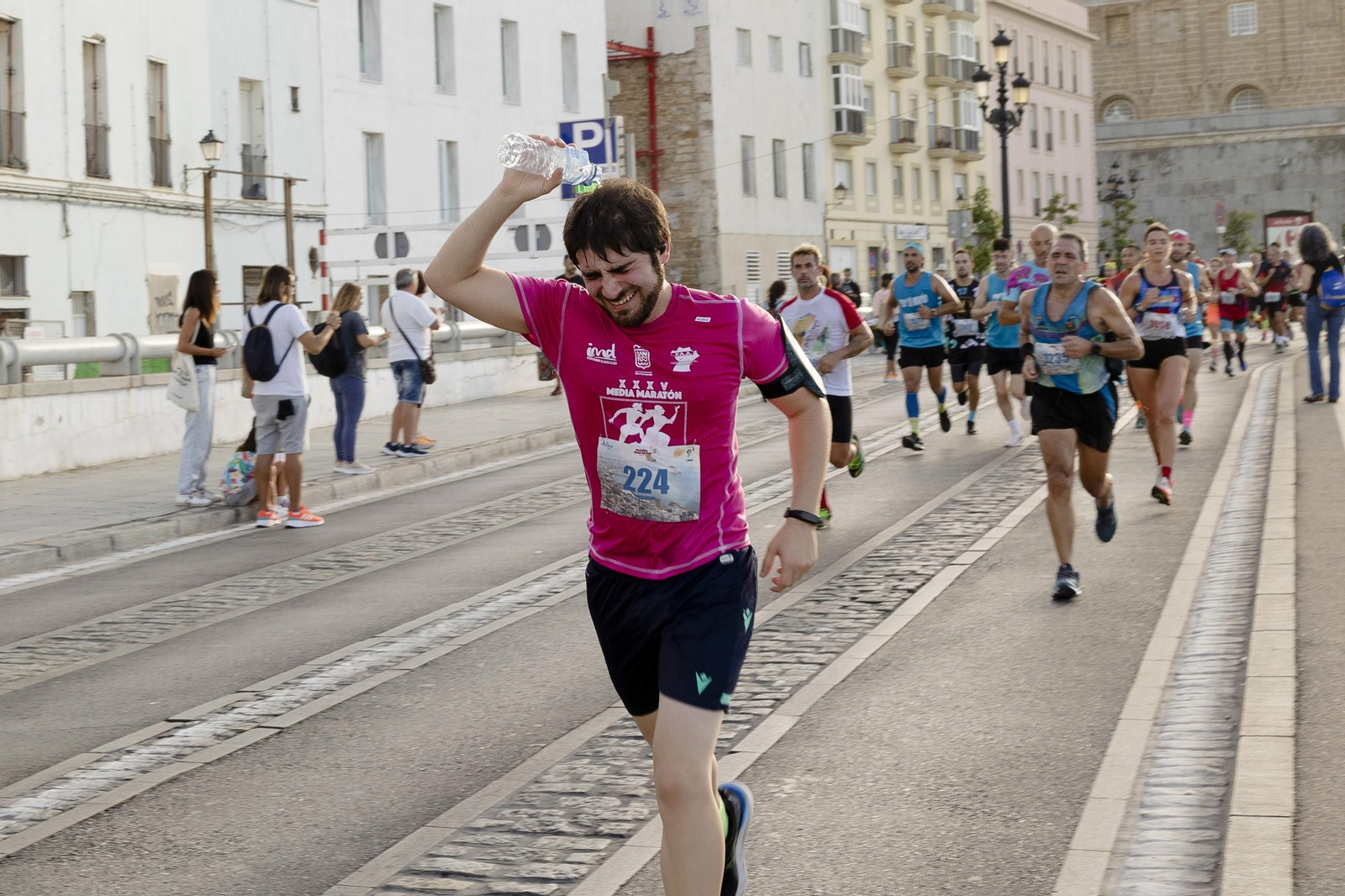 Búscate en las imágenes de la I media maratón Ciudad de Cádiz