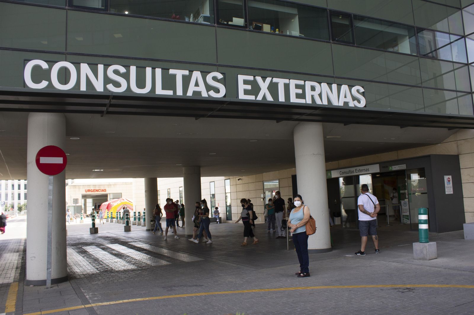 Imagen de pacientes a las puertas de un centro hospitalario de Granada.